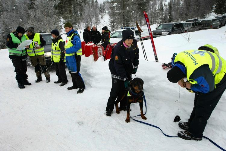 eftersøgning. Redningsfolk gør klar til eftersøgningen af de to danske piger, der forsvandt på en skitur i Norge. Pigerne blev senere fundet i god behold. 