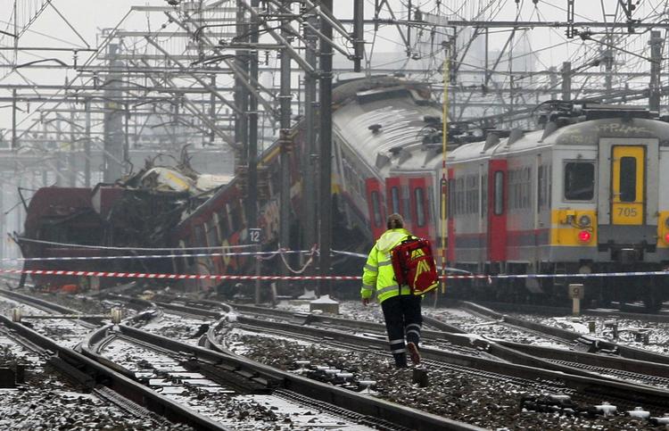 Kollision. Klokken 8.30 imorges stødte to passagertog sammen 15 kilometer syd Belgiens hovedstad. Redningsarbejdere leder stadig efter lig i vragdelene. 