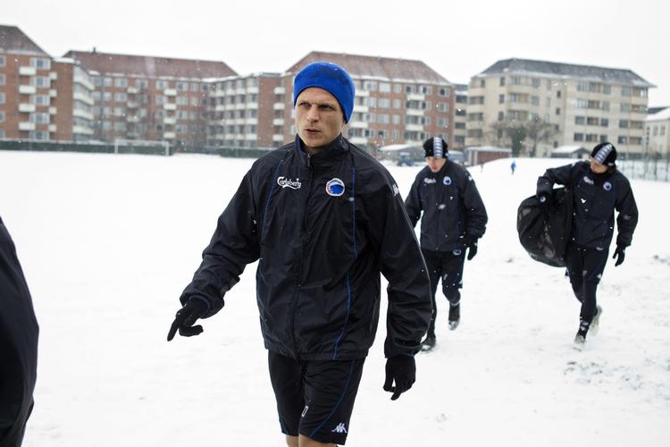Jesper Grønkjær på vej fra træning. Træner Ståle Solbakken overvejer at bruge ham enten på højrekanten eller i angrebet. 