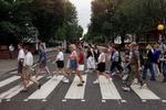 Abbey road. En flok fodgængere på vej over det legendariske fodgængerfelt på Abbey Road i London. Beatles' plade af samme navn rummer bl.a. George Harrison-klassikerne 'Here Comes the Sun' og 'Something', men også den hyppigt plagierede 'Come Together'. 