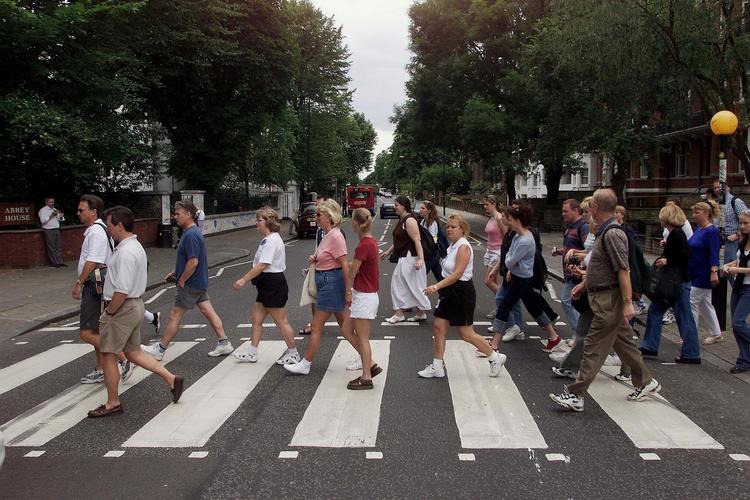 Abbey road. En flok fodgængere på vej over det legendariske fodgængerfelt på Abbey Road i London. Beatles' plade af samme navn rummer bl.a. George Harrison-klassikerne 'Here Comes the Sun' og 'Something', men også den hyppigt plagierede 'Come Together'. 