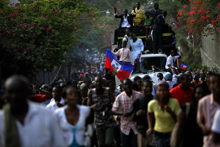 Alvorligt. Haitianere på gaden i Port-au-Prince i søndags i et optog uden fest og fuld af alvor. 