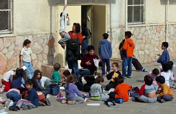 Skolesystemet i Israel risikerer at producere for mange elever, der er godt uddannet i religiøse studier, men mangler basale evner i traditionelle skolefag. 