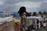 Kaos. En kvinde står ved en af flygtningelejrene i Port-au-Prince. 