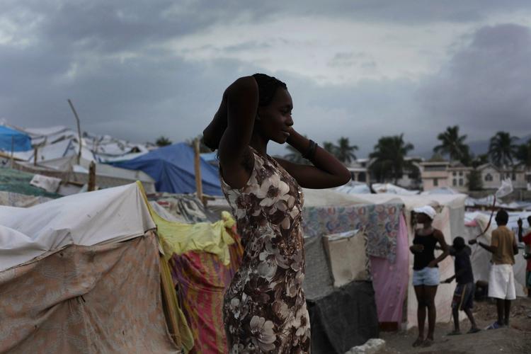 Kaos. En kvinde står ved en af flygtningelejrene i Port-au-Prince. 