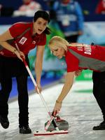 Smil. De danske curlingkvinder tror stadig på medaljer ved OL trods nederlag i åbningskampen. 