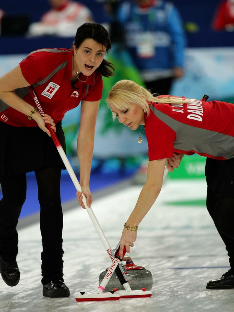 Smil. De danske curlingkvinder tror stadig på medaljer ved OL trods nederlag i åbningskampen. 