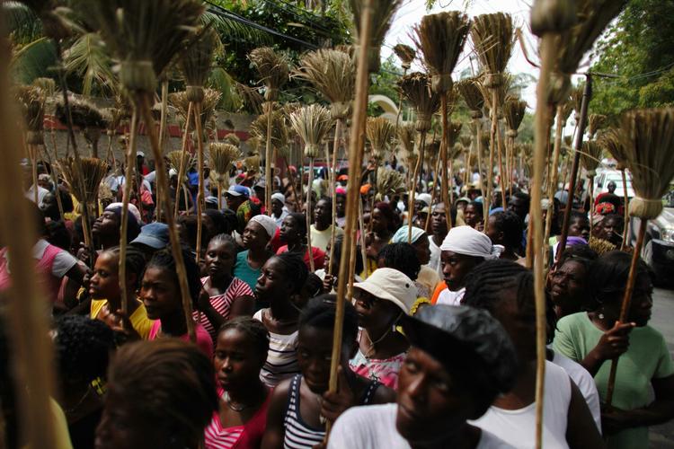 Desperate haitianere protesterer over manglen på mad og job. 