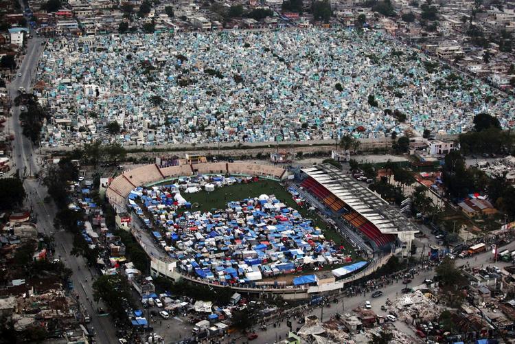 Folk, der har mistet deres hjem, har omdannet et stadion til en by af telte. 