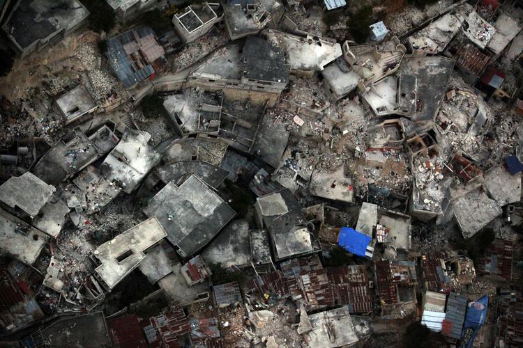 Luftfotos viser tydeligt de store skader, rystelserne har forårsaget i hovedstaden Port-au-Prince. I byer, der ligger tættere på epicentret - som eksempelvis Leogane - er mellem 80 og 90 procent af bygningerne styrtet sammen. 