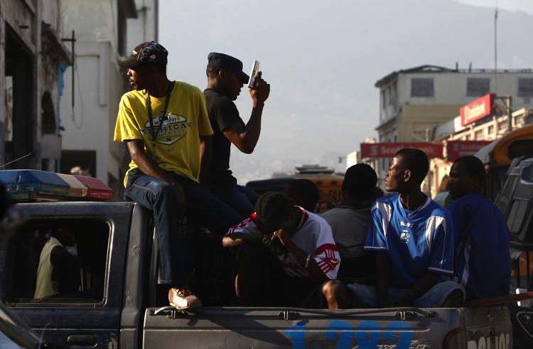Jordskælvet rystede Haiti 12. januar. Selv om nødhjælpsorganisationernen ifølge egne opgørelser er nået frem til omkring en million mennesker, er der stadig stort behov for mad, vand og medicin. Her føres endnu en gruppe væk, der har forsøgt at røve ruinerne. 