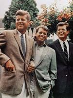 Charmebrødre. På billedet ses John F. Kennedy (t.v) med sine brødre, Robert Kennedy (i midten) og Ted Kennedy. Arkivfoto. 