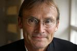Bibelsex. Sognepræst Poul Joachim Stender har en vision om, at »kirken skal ind på sexmarkedet«, og han hævder, at vi skal gå i kirke for at få bedre sex. 
