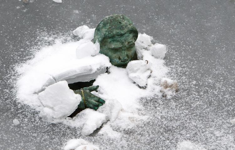 Tittebøh. Suste Bonnéns skulptur er inspireret af historien om pigen Agnete, der møder havmanden på en gåtur, gifter sig med ham, og lever med ham på havets bund i otte år, hvor de sammen får syv sønner.Skulpturen blev sat op i 1992. 