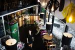 Café Nordvest er indrettet i hyggelig shabby chic-stil med kulørte lamper og bløde sofaer. 