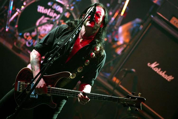 Lemmy fra Motörhead samler på gamle krigsuniformer. Men han tænker sig nok om en ekstra gang, før han fremover iklæder sig nogle af dem med nazisymboler på. I hvert fald når han er i Tyskland, hvor den slags er forbudt ved lov. 