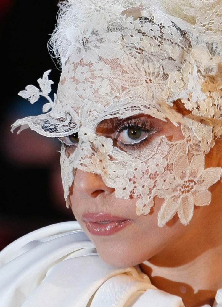 Nips. Lady GaGa bag ansigtsudsmykning ankommer til Brit Awards 2010 i London. 