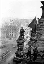 Sejr. Den Røde Hær indtog Berlin i 1945, hvor det sovjetiske flag med hammer og segl blev luftet over Rigsdagen. 