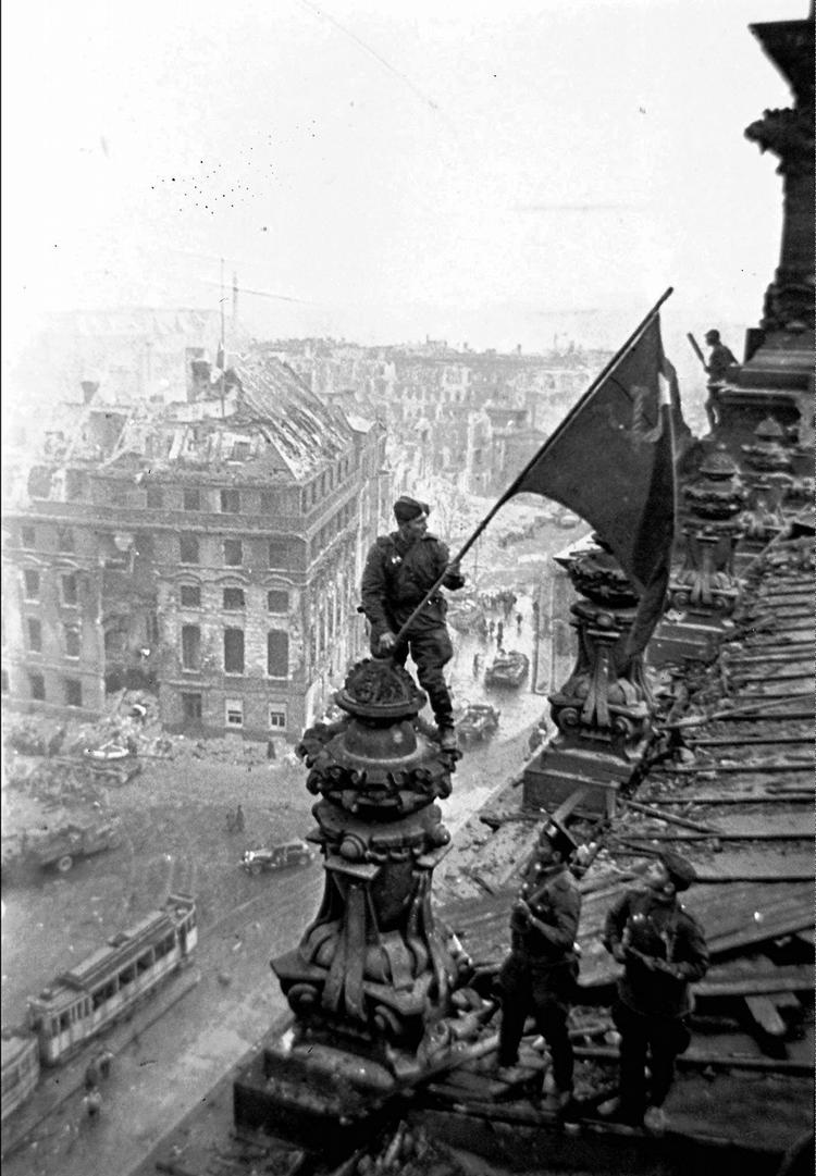Sejr. Den Røde Hær indtog Berlin i 1945, hvor det sovjetiske flag med hammer og segl blev luftet over Rigsdagen. 