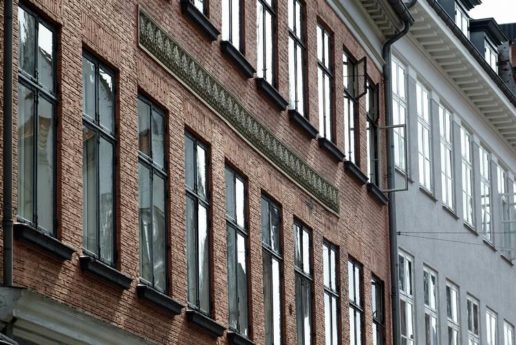 Unge boligsøgende betaler i dag penge under bordet hos 12 procent af udlejerne, og bliver i sidste ende snydt af hver fjerde udlejer når de fraflytter, viser en undersøgelse. 