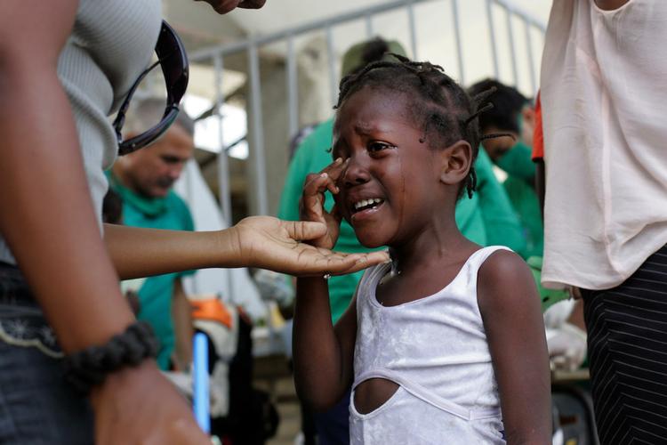 En pige græder efter at være blevet vaccineret af læger fra verdenssundhedsorganisationen WHO. Et omfattende vaccinationsprogram skal nå ud til de haitianske børn og beskytte dem mod stivkrampe og difetritis. 