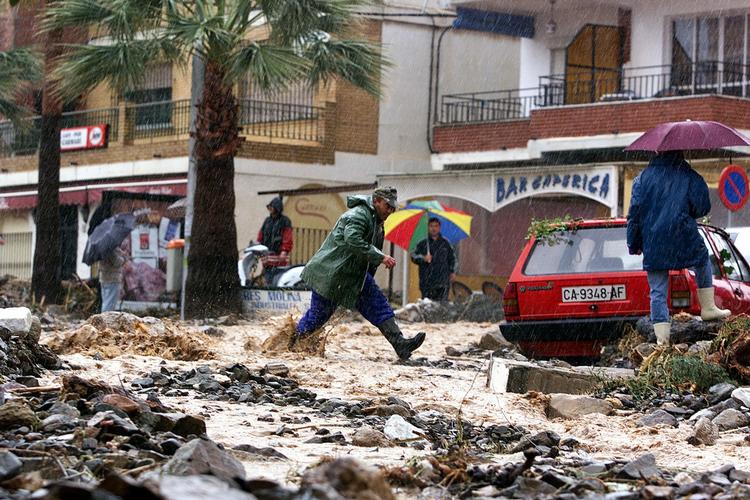 REGNSKYL. Heftige regnbyger har skabt oversvømmelser og ødelæggelser i hele Malaga-regionen i Spanien.  Også i 2004 blev regionen ramt af ødelæggende regnskyl (billedet). 