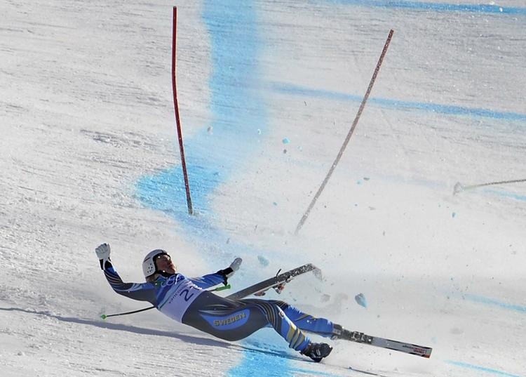 Styrt. Svenske Anja Pärson fik en hård medfart på en ujævn piste. 