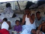 Haiti-børn. Her ses den lokale præst Jean Sainvil (to fra højre) med nogle af de børn, som han hjalp de amerikanske missionærer med at samle sammen. 