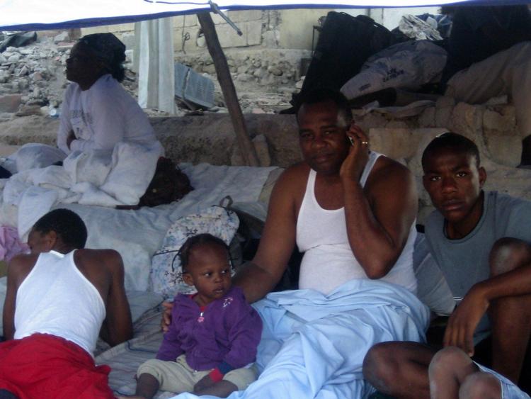 Haiti-børn. Her ses den lokale præst Jean Sainvil (to fra højre) med nogle af de børn, som han hjalp de amerikanske missionærer med at samle sammen. 