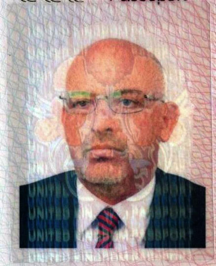 Efterlyst. Myndighederne har offentliggjort billederne af 11 personer, som de mistænker for at være involveret i likvidering af ledende Hamas-medlem. De har blandt andet forfalsket britiske pas. 