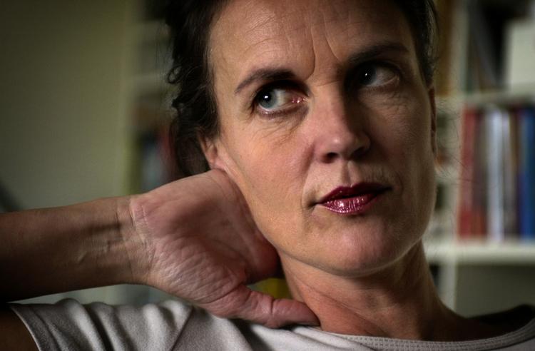 Begrænset. Lise Rønnebæk er bedst kendt som illustrator, men fik i 2001 BogForums debutantpris for romanen 'I virkeligheden hedder jeg Nielsen'. 