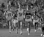 rivaler. Sebastian Coe krydser målstregen som vinder af 1.500 meter-finalen ved OL i Moskva 1980. Ovett (tv) får bronze. Få dage tidligere havde Ovett vundet 800 meter-finalen foran Coe. 