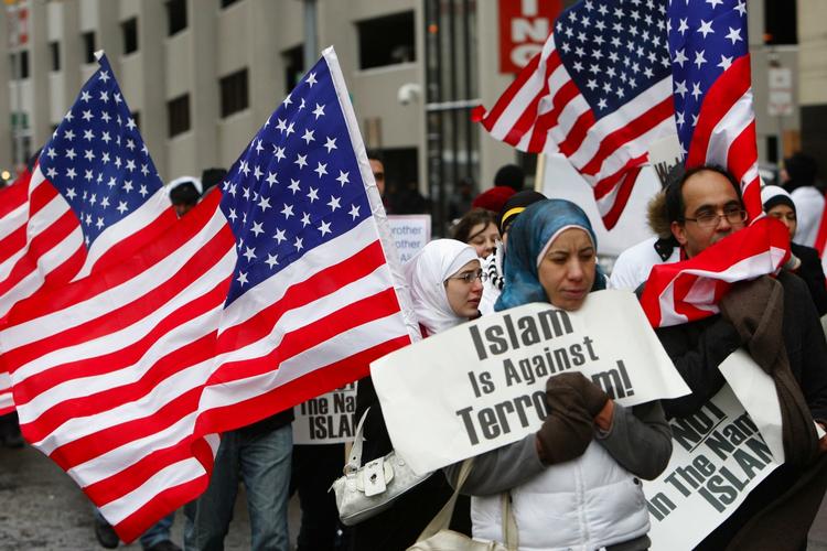 Utilfredshed. Muslimer demonstrerede i Detroit foran retsbygningen, hvor den 23-årige nigerianer blev fremstillet. De protesterede mod at begå terror i islams navn. 