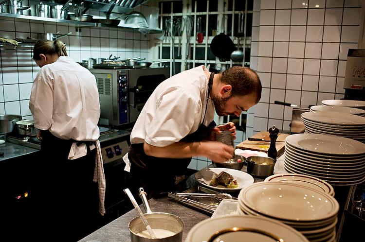 I det lille køkken i Davids Bistro på Århusgade skabes der nu eksperimenterende retter af den elegante slags. 