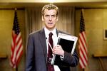 Som den krigsgale minister, der lefler for USA er figuren Simon Foster (Tom Hollander) inspireret af Tony Blair, der lige nu sidder på anklagebænken for at have invaderet Irak på et løgnagtigt grundlag. Foto: Sunrise Film 
