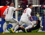Heldigt. Miroslav Klose (til højre) scorede til 2-1- for Bayern fra en mistænkelig position. 