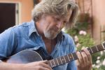 Favorit. Jeff Bridges' rørende 'The Weary Kind' fra filmen 'Crazy Hearts' er favorit til at løbe med Oscar-statuetten for årets bedste sang. Men skuespilleren kommer ikke til at fremføre sangen ved uddelingen. Pr-foto. 