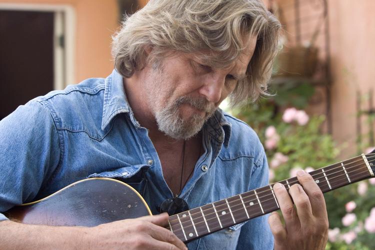 Favorit. Jeff Bridges' rørende 'The Weary Kind' fra filmen 'Crazy Hearts' er favorit til at løbe med Oscar-statuetten for årets bedste sang. Men skuespilleren kommer ikke til at fremføre sangen ved uddelingen. Pr-foto. 