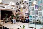Der er friske blomster på bordene og lækkert møbeldesign, men ikke super hyggeligt på Cafe Charlottenborg. 