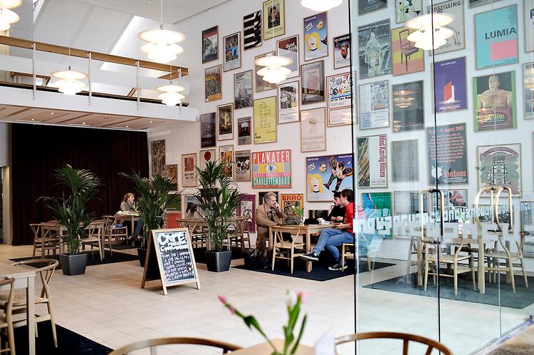 Der er friske blomster på bordene og lækkert møbeldesign, men ikke super hyggeligt på Cafe Charlottenborg. 