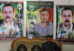 Hamas. Den diplomatiske strid mellem Israel og Storbritannien kommer efter mordet på det ledende Hamas-medlem Mahmoud al-Mabhouh, der ses på plakaterne til højre og venstre. I sofaen sidder en af hans brødre Fayeq al-Mabhouh 