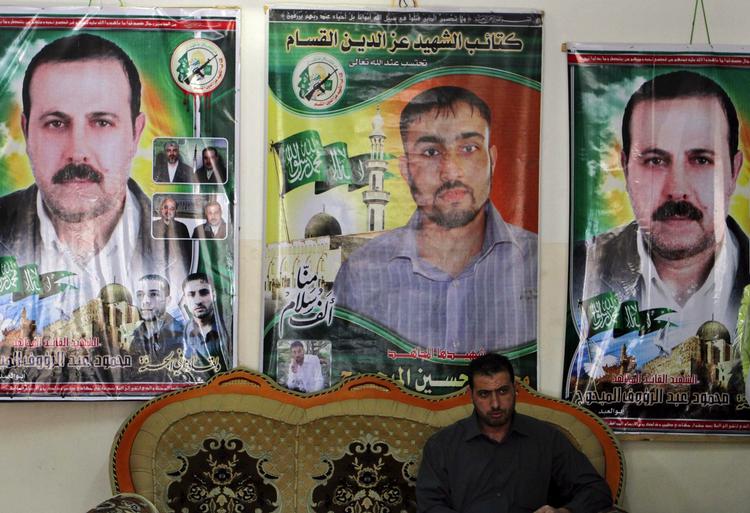 Hamas. Den diplomatiske strid mellem Israel og Storbritannien kommer efter mordet på det ledende Hamas-medlem Mahmoud al-Mabhouh, der ses på plakaterne til højre og venstre. I sofaen sidder en af hans brødre Fayeq al-Mabhouh 