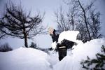 SNEVEJR. Sneen vælter ned over Danmark. I Nordjylland er der optagt til snestorm. På billedet skovler  Viggo Knive sne i formiddags.  De kommende timer vil Nordjylland blive dækket af 10 centimeter mere. 