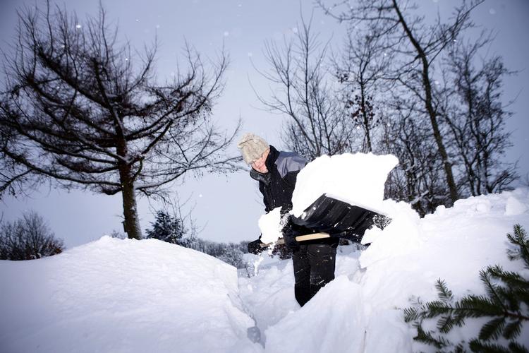 SNEVEJR. Sneen vælter ned over Danmark. I Nordjylland er der optagt til snestorm. På billedet skovler  Viggo Knive sne i formiddags.  De kommende timer vil Nordjylland blive dækket af 10 centimeter mere. 
