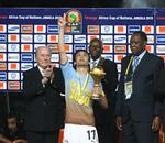 præsidenterne. Da Ahmed Hassan havde fået overrakt trofæet for sejren i Africa Cup of Nations var han i fornemt selskab med præsidenterne for Fifa, Angola og det afrikanske fodboldforbund; Sepp Blatter, Jose Eduardo dos Santos og Issa Hayatou. Arkivfoto. 
