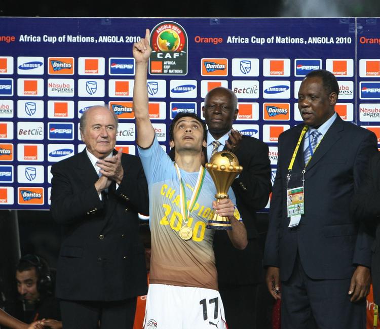præsidenterne. Da Ahmed Hassan havde fået overrakt trofæet for sejren i Africa Cup of Nations var han i fornemt selskab med præsidenterne for Fifa, Angola og det afrikanske fodboldforbund; Sepp Blatter, Jose Eduardo dos Santos og Issa Hayatou. Arkivfoto. 