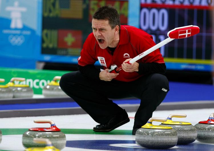 sejr. Ulrik Schmidt råber instruktioner til holdkammeraterne i den meget tætte curlingkamp mod USA, der endte med dansk sejr. 