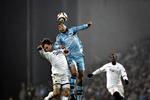 lyspunkt. Jesper Grønkjær, der her er i nærkamp med Édouard Cissé, var FCK's lyspunkt i kampen mod Marseille. 