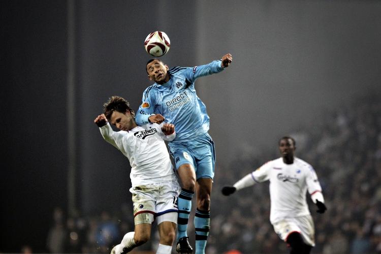 lyspunkt. Jesper Grønkjær, der her er i nærkamp med Édouard Cissé, var FCK's lyspunkt i kampen mod Marseille. 