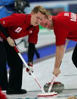 Glatføre. To af de sidste tre ender blev tabt 0-3, og det kostede Johnny Frederiksen, Bo Jensen og resten af curlingholdet dyrt. Arkivfoto. 